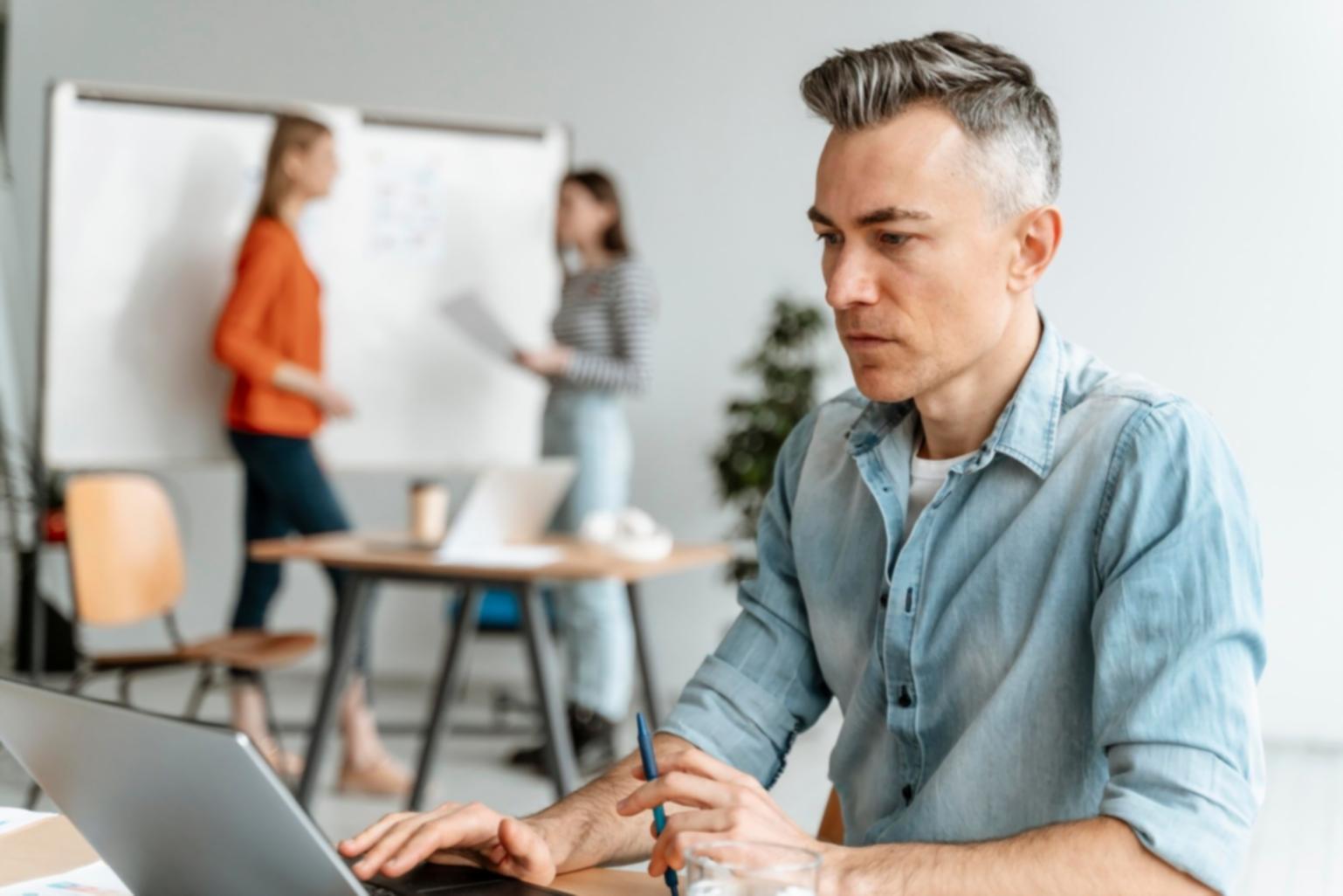 Consulente di guardaroba durante una sessione personalizzata con cliente